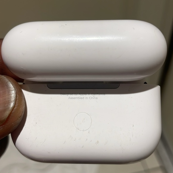 Apple AirPods Pro 2nd generation w/ charging case - Picture 6 of 6